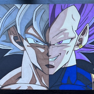 Op de afbeelding: Een gesplitste illustratie van twee anime-personages. Eén kant toont een personage met zilver haar en blauwe ogen, de andere met paars haar en paarse ogen. Het kunstwerk staat op een zwarte achtergrond.