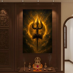 Puede incluir: Una pintura detallada de un tridente dorado, rodeado por un halo brillante, cuelga de una pared de madera. Debajo, un pequeño altar con una estatua de Buda, velas e incienso se coloca sobre una mesa de madera oscura. La habitación cuenta con puertas de madera tallada y una alfombra estampada.