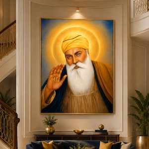Puede incluir: Una gran pintura mural rectangular que representa a Guru Nanak Dev Ji con un turbante amarillo, una larga barba blanca y un halo dorado brillante detrás de la cabeza. La figura viste una túnica azul y bronceada con la mano en bendición.