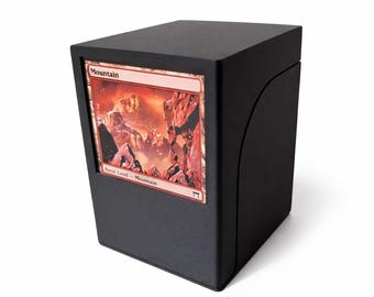 MTG Commander deck box | Fits 100 single sleeved cards | Integrated token storage | Card display | Simple and secure mechanical closure