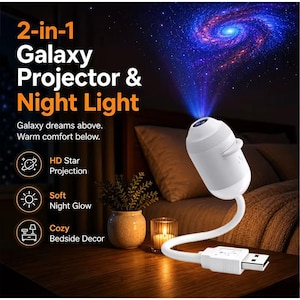 Peut inclure: Un projecteur de galaxie et veilleuse 2-en-1 blanc avec un col flexible et un connecteur USB. L'appareil projette un motif de galaxie en spirale bleu et violet. Le texte sur l'image indique : 2-in-1 Galaxy Projector & Night Light, Galaxy dreams above.