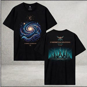 Peut inclure: Un t-shirt noir à manches courtes avec un motif frontal représentant une galaxie spirale bleue avec un renard et le texte "COSMIC GUARDIAN M". Le dos présente un graphisme de ville turquoise avec le texte "CYBERNETICA SOLUTIONS TECH DIV EST. 2024".