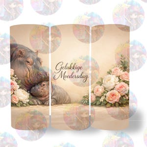 Peut inclure: Un gobelet beige avec un hippopotame et son petit, entourés de roses roses et blanches. Le texte "Gelukkige Moedersdag" est écrit en écriture cursive. Le design a un effet aquarelle.