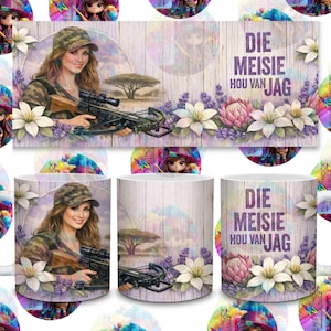 Puede incluir: Taza de cerámica blanca con una mujer en camuflaje sosteniendo una ballesta, con el texto "DIE MEISIE HOU VAN JAG" y detalles florales. El diseño incluye un árbol y una ilustración de muñeca. La taza está rodeada de pegatinas a juego.