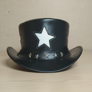 Schwarzer Zylinder aus echtem Leder mit Sternnieten und weißem Lederstern-Patch, handgefertigter Rocker-Biker-Lederhut, patriotischer Steampunk