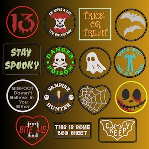 Puede incluir: Una colección de catorce parches bordados con temas de Halloween y terror. Los diseños incluyen un número 13 rojo, una manzana calavera, texto Trick or Treat, murciélagos, texto Stay Spooky, una calavera de veneno, un fantasma, una figura sin cabeza, texto Bigfoot, un emblema de cazador de vampiros, un corazón de telaraña, una cara cosida, un corazón Bite Me y texto Creepy.