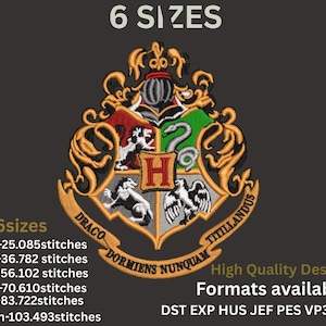 Może przedstawiać: Haftowany herb z złotymi, czerwonymi, zielonymi i niebieskimi akcentami. Herb ma kształt tarczy z lwem, orłem, wężem i borsukiem. Tekst zawiera "6 SIZES", "DRACO DORMIENS NUNQUAM TITILLANDUS".