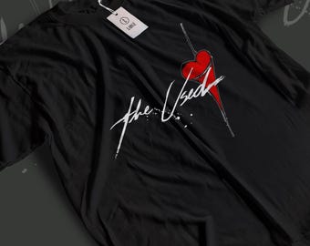 Camiseta usada - Camiseta da banda Emo Post-Hardcore - Camiseta com estampa de coração "In Love and Death" - Unissex, tamanhos P a 5XG