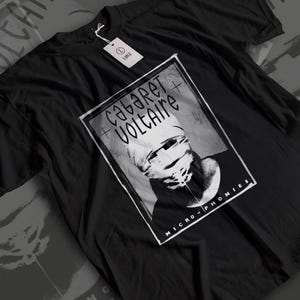 Maglietta Cabaret Voltaire, maglietta Micro-Phonies Industrial Music, merchandising di band post-punk anni '80, maglietta grafica elettronica Sheffield