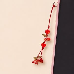 桜の携帯チャーム、手作りビーズの携帯ストラップ、かわいい赤い花柄のiPhoneチャーム、おしゃれな携帯アクセサリー、彼女へのギフト