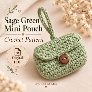 Puede incluir: Una mini bolsa de ganchillo color verde salvia con una correa de muñeca y un cierre de botón de madera marrón oscuro. El texto dice Sage Green Mini Pouch Crochet Pattern, Digital PDF y AysZen Studio. El diseño presenta un patrón de puntos.