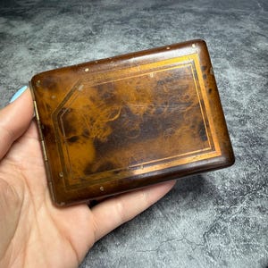 Estuche para tarjetas/puros estilo Biedermeier del siglo XIX, raro, lacado en imitación de carey con interior de latón, accesorio de caballero victoriano.