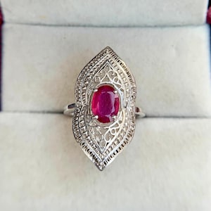 Anillo ovalado de rubí con filigrana, plata de ley 925 vintage, estilo antiguo.