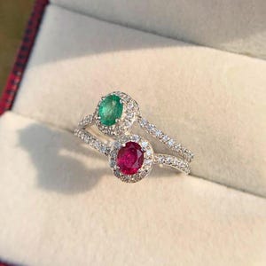 Anillo de doble halo de moissanita y esmeralda natural y rubí en plata de ley