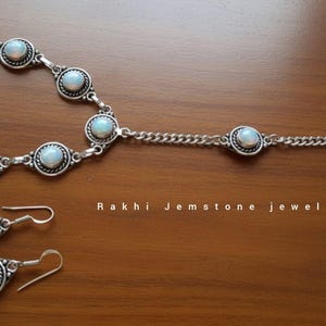 Pulsera de anillo ajustable bañada en plata con cadena de mano y piedras preciosas Hathphool.