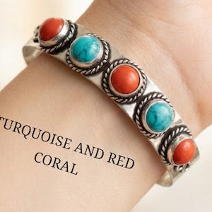 Puede incluir: Una pulsera de puño plateada con piedras alternas de coral rojo y turquesa. Las piedras están engastadas en un marco plateado decorativo con un borde en forma de cuerda. El texto "TURQUOISE AND RED CORAL" está en la imagen.