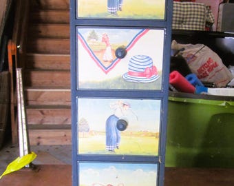 Armario pequeño vintage con 4 cajones, frontal con temática de golf femenino, pintado de azul. No se realizan envíos, solo recogida.