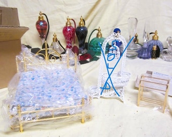 Muebles de metal vintage para casa de muñecas, cama de latón y perchero.