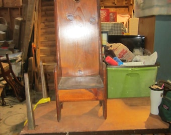 Silla auxiliar vintage de los años 80 para niños/muñecas, de madera maciza con recorte en forma de corazón. No se realizan envíos, solo recogida.