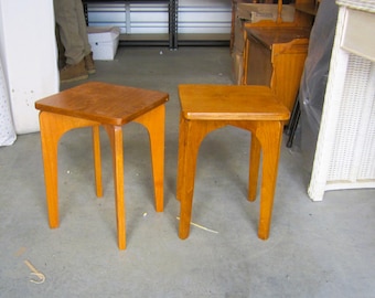 Vtg Pair of Small Tables, Simple Retro Style, Accent Tables,    NO shipping pick up preferred Read all