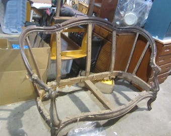 Estructura de sofá antiguo con muchas curvas y tallas. No se realizan envíos, solo recogida.