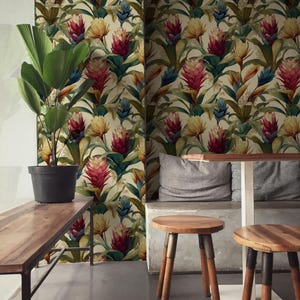 Könnte beinhalten: Tapete mit sich wiederholendem tropischen Blumenmuster in Rot, Gelb und Blau auf cremefarbenem Hintergrund. Das Bild zeigt auch eine Holzbank, eine Topfpflanze und Holzstühle.