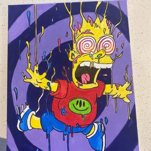 Könnte beinhalten: Ein lebendiges Gemälde einer Zeichentrickfigur mit gelber Haut, einem roten Hemd mit einem grünen Smiley und blauen Shorts. Die Augen der Figur sind wirbelnd, und bunte Farbe tropft auf die Leinwand vor einem lila Spiralhintergrund.