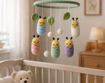 Mobile a forma di bruco all'uncinetto, un'originale decorazione da appendere a tema bosco per la cameretta dei bambini.