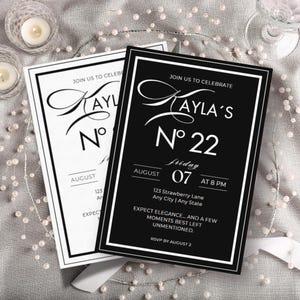 Peut inclure: Deux invitations élégantes, une noire et une blanche, avec le texte "Kayla's N° 22" et les détails de l'événement. Les invitations sont encadrées d'une bordure blanche et présentent une écriture décorative. Le fond comprend des bougies et des guirlandes de perles.