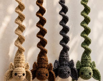 Häkelanleitung für eine Fledermaus-Windspiel, PDF-Anleitung für eine Amigurumi-Hängefledermaus, Tutorial für gotische Dekoration