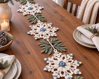 Patrón de camino de mesa de ganchillo con copos de nieve y hojas perennes para invierno - Decoración navideña DIY