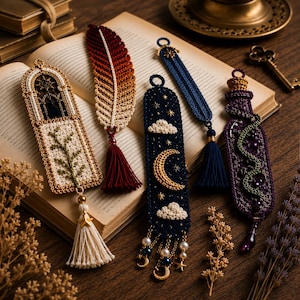 Puede incluir: Cinco marcapáginas de ganchillo hechos a mano con diversos diseños: una ventana arqueada con una enredadera, una pluma degradada con borla, un cielo nocturno azul oscuro con luna creciente y nubes, una tira azul y una botella morada con enredadera.