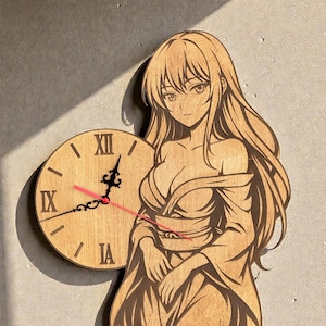 Pode incluir: Relógio de parede de madeira com uma ilustração de uma mulher em estilo anime. O mostrador do relógio tem algarismos romanos e ponteiros vermelhos. A obra de arte é cortada a laser de madeira.