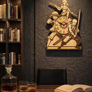 Pode incluir: Relógio de parede de madeira com um design cortado a laser de personagens de anime. O relógio tem algarismos romanos e ponteiros vermelhos. Os personagens são retratados com espadas e armas. O relógio é montado em uma parede texturizada cinza escuro.
