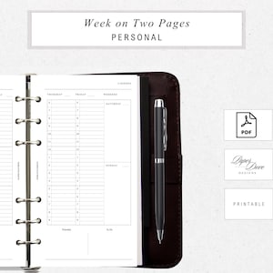 Peut inclure: Un agenda personnel avec une mise en page d'une semaine sur deux pages, avec une couverture en cuir marron et un stylo noir. L'agenda comprend des sections pour la planification quotidienne et les listes de tâches. Le texte sur l'image indique "Week on Two Pages PERSONAL" et "PRINTABLE".