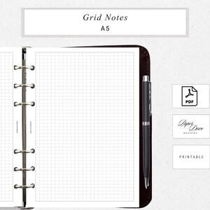 Puede incluir: Notas de cuadrícula A5 imprimibles con un bolígrafo negro. El cuaderno está abierto en una página en blanco con un patrón de cuadrícula. El texto "Grid Notes A5" está en la parte superior. Un icono PDF y las palabras "Paper Dove Designs" son visibles.