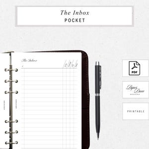 Könnte beinhalten: Ein Planereinsatz mit dem Text "The Inbox POCKET" oben. Der Einsatz hat ein Rasterlayout mit Spalten für "To Do", "On Hold", "Call" und "Email". Ein schwarzer Stift liegt neben dem Planer. Das Logo von Paper Dove Designs ist sichtbar.