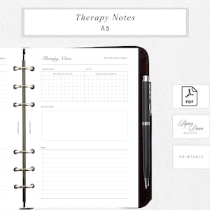 Può includere: Inserto stampabile per pianificatore A5 Therapy Notes. Le pagine bianche presentano sezioni per terapista, data, argomenti prioritari, argomenti discussi, domande e note. Una penna nera poggia sul raccoglitore in pelle marrone scuro. Il testo "Therapy Notes" e "A5".