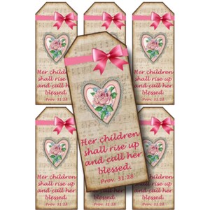 Könnte beinhalten: Satz von sechs druckbaren Geschenkanhängern mit einem rosa Herz mit floralem Design und dem Text "Ihre Kinder werden aufstehen und sie selig preisen. Spr. 31,28".