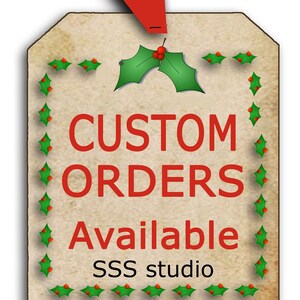 Puede incluir: Una etiqueta de regalo de papel marr&oacute;n de estilo vintage con una cinta roja y un borde de acebo. La etiqueta dice "PEDIDOS PERSONALIZADOS Disponibles SSS studio".