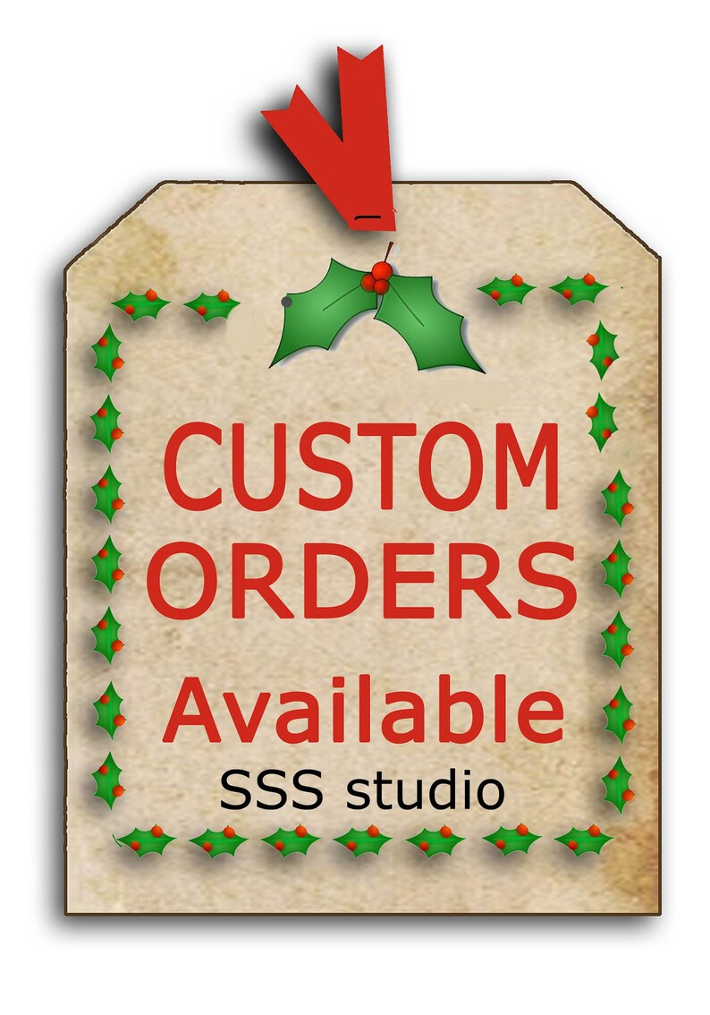 Puede incluir: Una etiqueta de regalo de papel marr&oacute;n de estilo vintage con una cinta roja y un borde de acebo. La etiqueta dice "PEDIDOS PERSONALIZADOS Disponibles SSS studio".