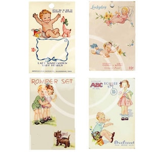 Puede incluir: Cuatro etiquetas de productos vintage con ilustraciones de niños. Las etiquetas anuncian un conjunto de pelele, un collar de perlas para bebés, una muñeca y un conjunto de pelele ABC. Las etiquetas están impresas en un fondo crema con acentos azules y rojos.