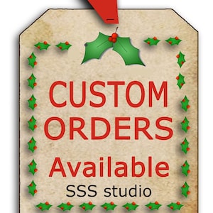 Puede incluir: Una etiqueta de regalo de papel marr&oacute;n de estilo vintage con una cinta roja y un borde de acebo. La etiqueta dice "PEDIDOS PERSONALIZADOS Disponibles SSS studio".
