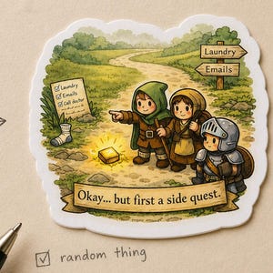 Peut inclure: Un autocollant illustrant trois petits aventuriers sur un chemin de terre. L'un pointe un cube doré brillant. Un panneau indique Laundry et Emails. Une bannière en bas affiche Okay... but first a side quest. Une chaussette isolée est posée.