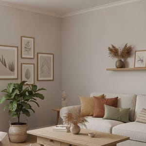 Peut inclure: Intérieur de salon chaleureux avec un canapé clair, une table basse en bois et un luminaire tissé. La pièce est décorée d'estampes botaniques encadrées, d'une grande plante en pot et de coussins aux tons chauds.