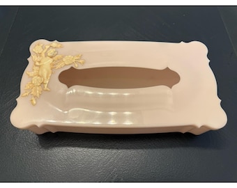 Scatola porta fazzoletti vintage Schwarz Bros in plastica rosa tenue con coperchio a cerniera, decorata con cherubini bianchi e rose.