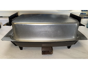 Sartén eléctrica Lektro Maid Vintage de 17" #13669 con bandeja para mantener caliente y tapa.