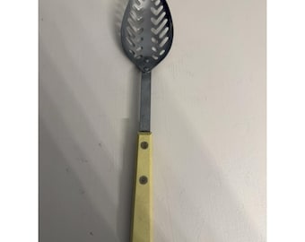 Vtg EKCO Forge Cuillère de service à pointe de flèche de 11 po. en acier inoxydable, poignée jaune, USA