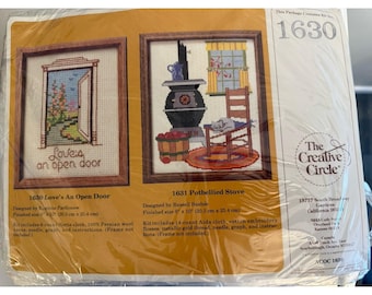 Das Creative Circle Stickdatei Set "Love's An Open Door" 1630 Cottage Grandma
