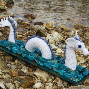 SELTENE Hand gehäkelte GROSSE weiß blaue Seeschlange, 3-teiliger Seeschlangen-Drache mit Glitter-Wellen-Basis - nautisches Fantasy-Kreatur